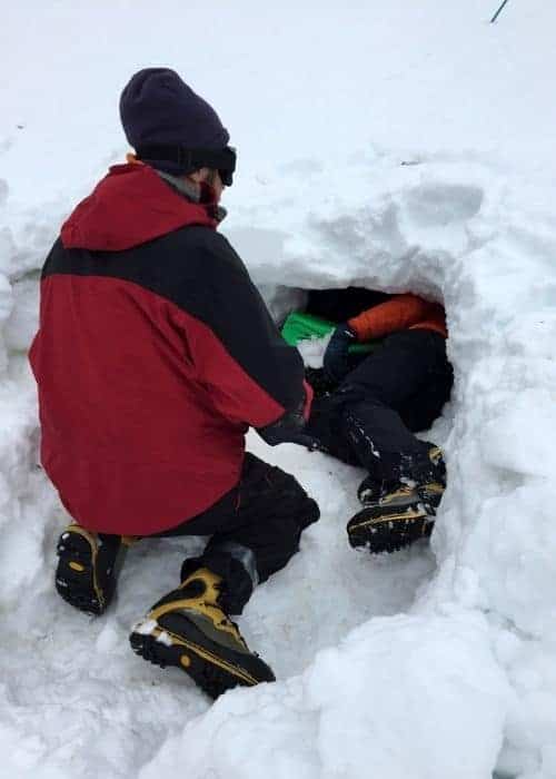 Construyendo una cueva en la nieve