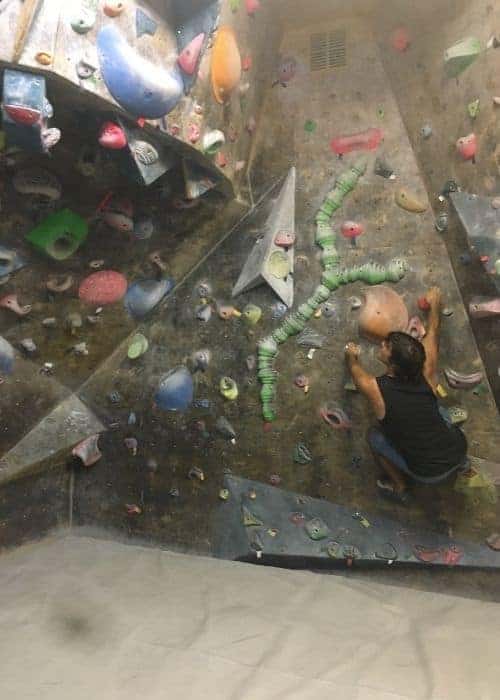 Palabras clave: escalada, gimnasio

Descripción: Un hombre practicando técnicas de escalada en un muro de escalada de un gimnasio.