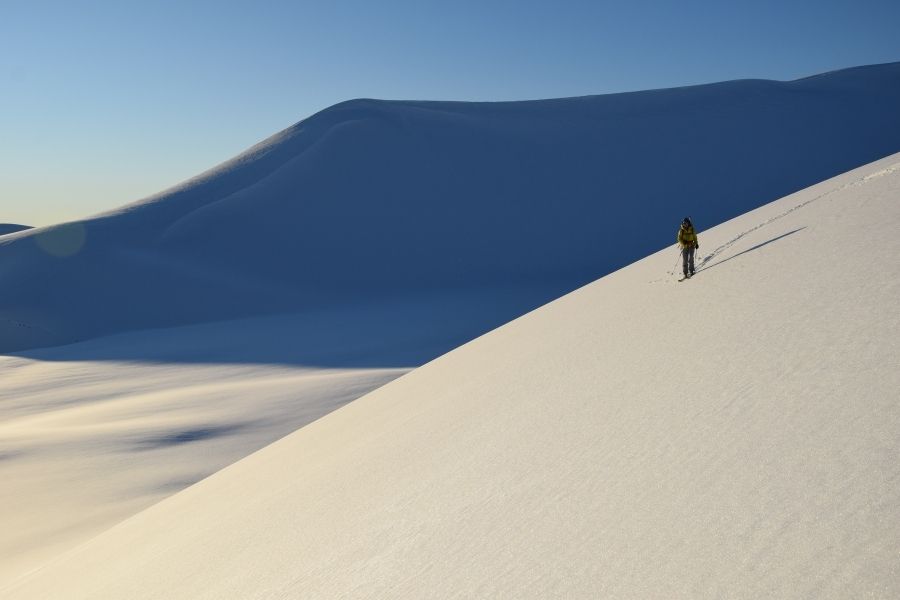 Una persona desciende esquiando por la montaña antillanca, cubierta de nieve.