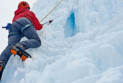 Descripción: Una persona escalando un muro de hielo.