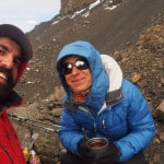 Dos personas, Paso y Oggioni, haciéndose un selfie en lo alto de una montaña.