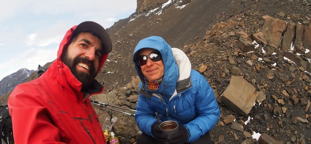 Dos personas, Paso y Oggioni, haciéndose un selfie en lo alto de una montaña.