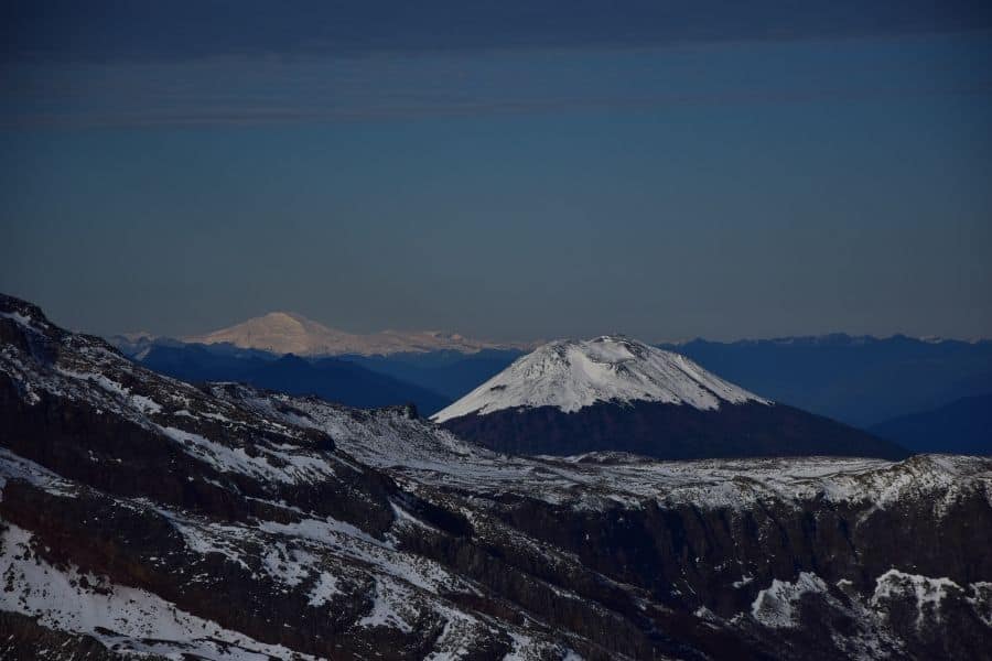 Una cadena montañosa cubierta de nieve con los Andes al fondo.