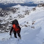 Un yates ascendiendo por la ladera de una montaña nevada.