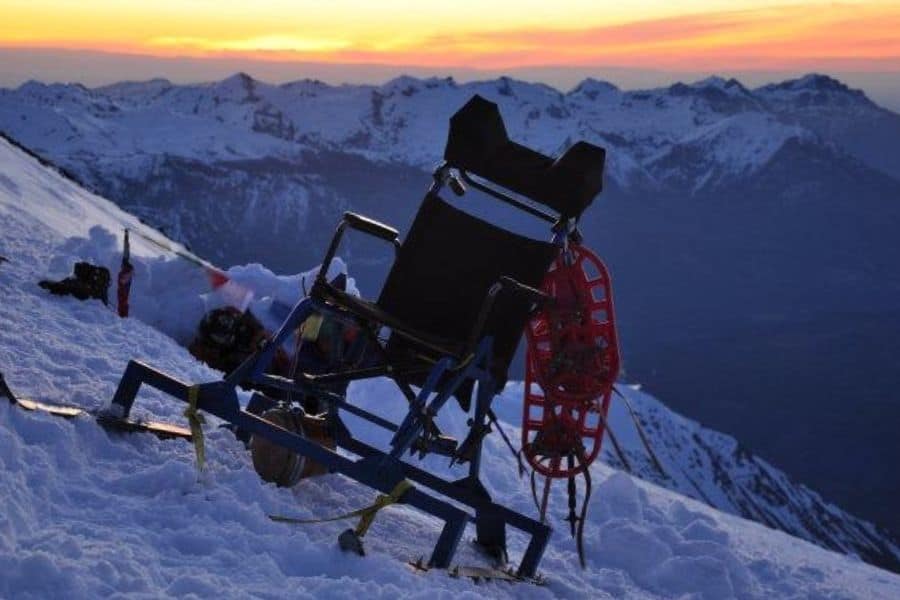 Una silla de ruedas inclusiva sentada en la cima de Antuco, una montaña cubierta de nieve.