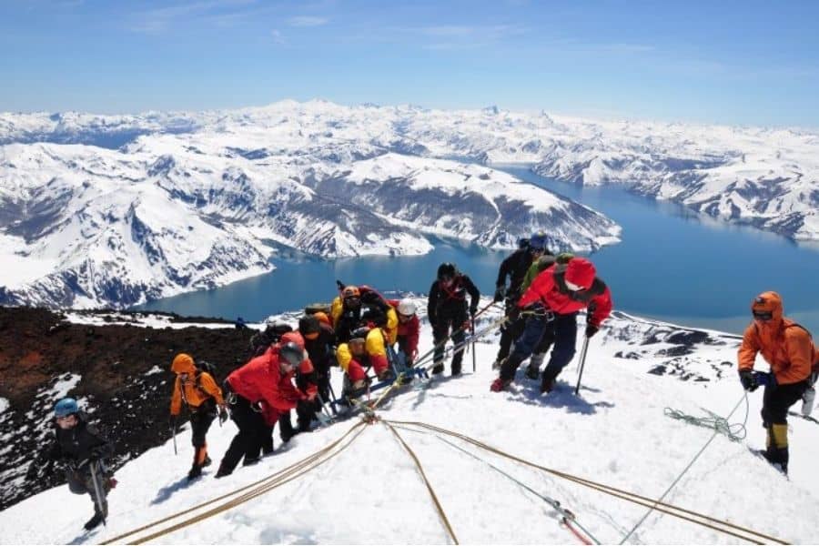 Un grupo inclusivo escalando valientemente el nevado Antuco.