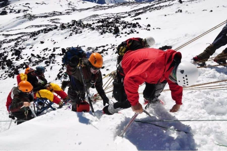 Un grupo de personas subiendo al nevado de Antuco.