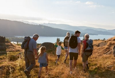 Descripción: Una familia aventurándose en las montañas cerca del lago Taupo, Nueva Zelanda durante el verano.