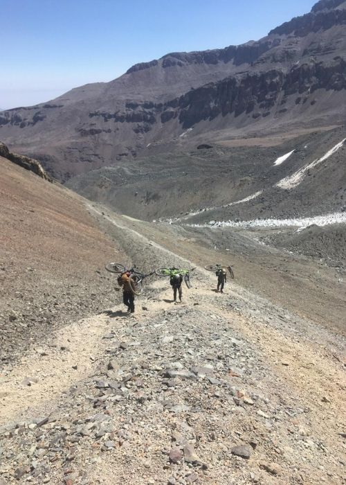 Un grupo de excursionistas subiendo una montaña rocosa.