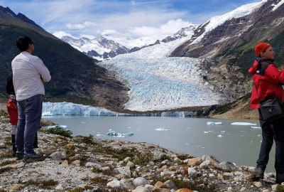 Un grupo de personas mirando un glaciar en la Patagonia.