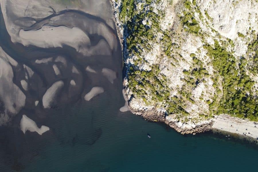 Una vista aérea de una duna de arena cerca de un acantilado en la Patagonia.