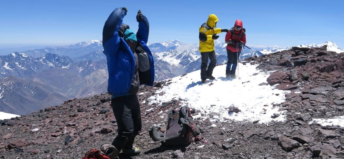 Un grupo de 6.000 personas de pie en lo alto del nevado monte Marmolejo.