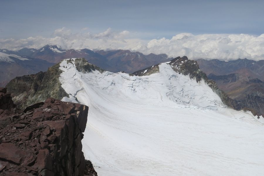 Una vista de una montaña cubierta de nieve con seis al fondo.