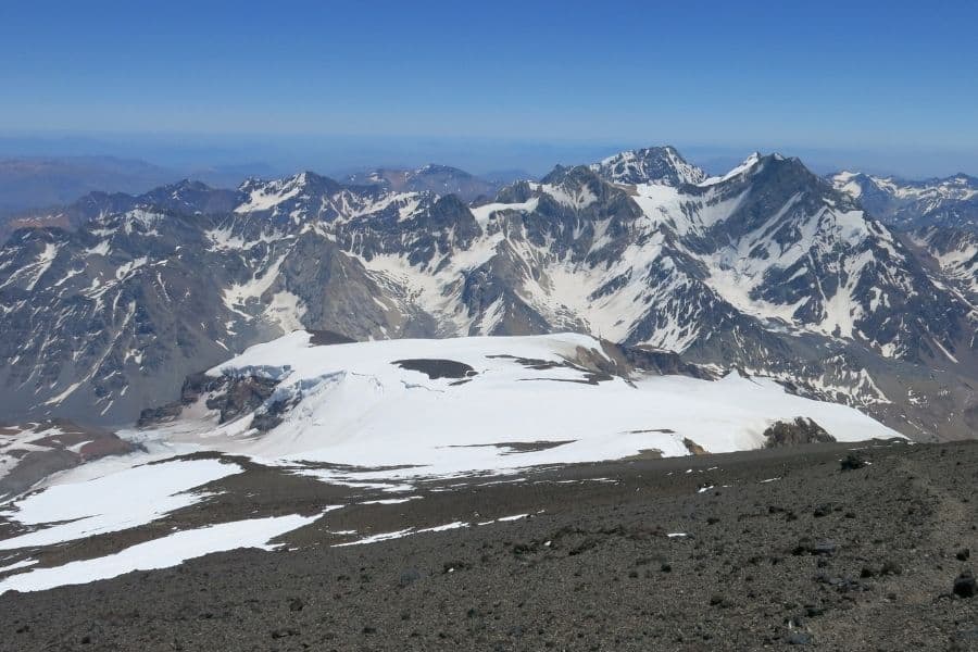 La vista desde lo alto del monte Marmolejo, con nieve en su cumbre de 6.000 metros.