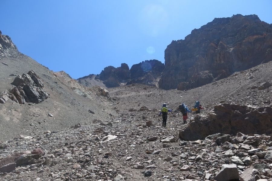 Un grupo de personas escalando el monte Marmolejo, una montaña rocosa situada a 6.000 metros sobre el nivel del mar.