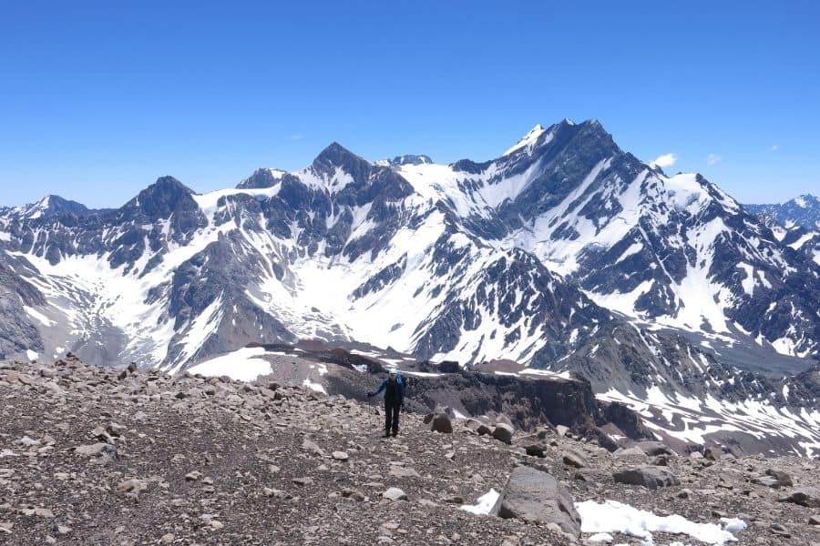 Un hombre está de pie en la cima de Marmolejo, una montaña rocosa que alcanza una altura de 6.000 metros.