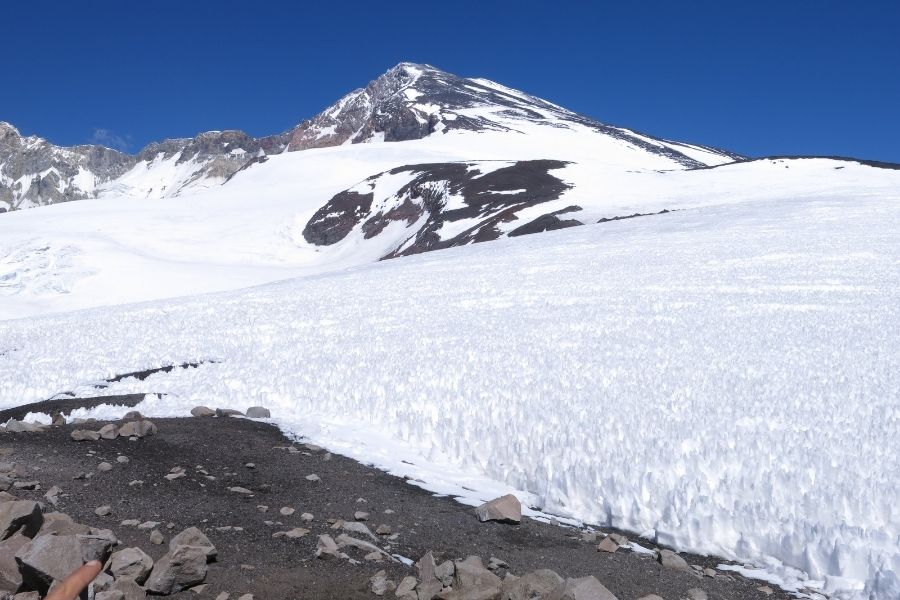 Una montaña de 6.000 metros de altura cubierta de nieve y hielo.