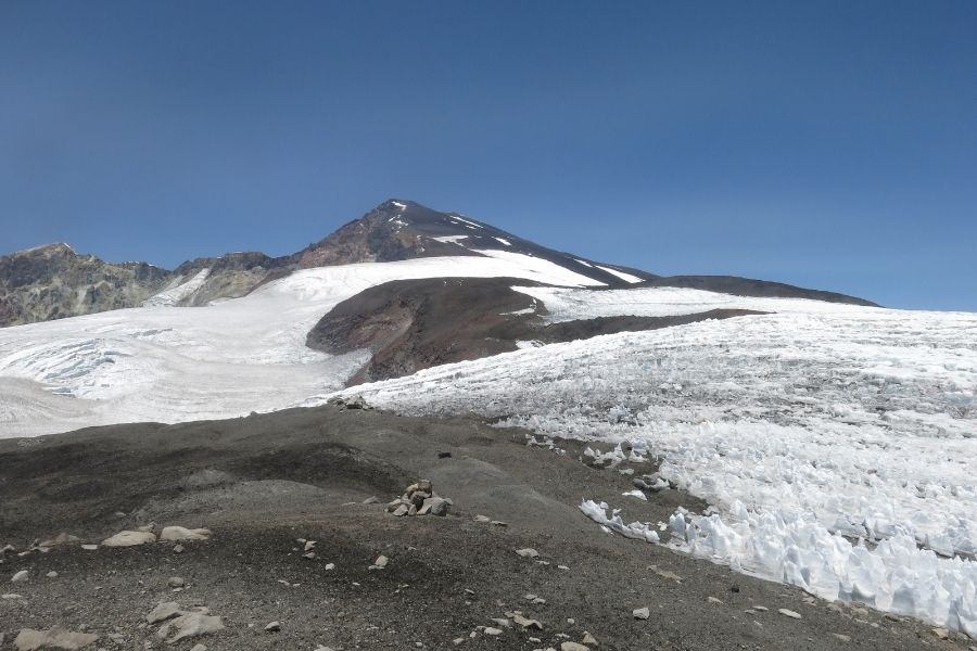 La majestuosa montaña de Marmolejo, de más de 6.000 metros de altura, está adornada por un impresionante glaciar al fondo.