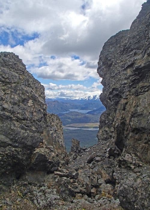 Una vista de exploración de la zona rocosa de O'Higgins con majestuosas montañas al fondo en la Patagonia.