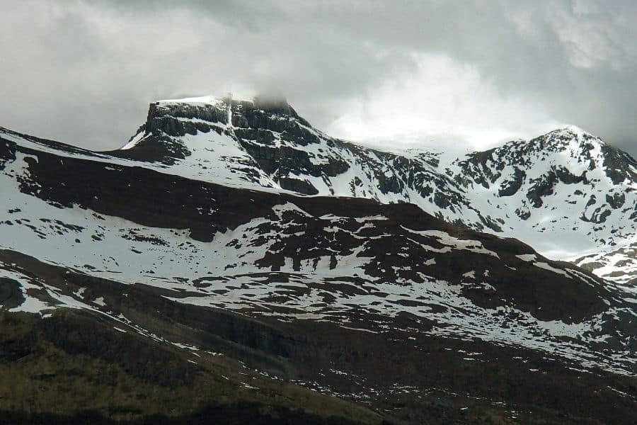 Una montaña nevada en la Patagonia, bajo un cielo nublado en O'Higgins.