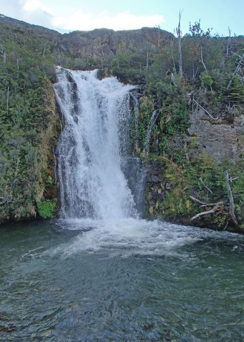 Una impresionante cascada en la escarpada naturaleza de la Patagonia, que invita a los aventureros a explorar la belleza salvaje de O'Higgins.