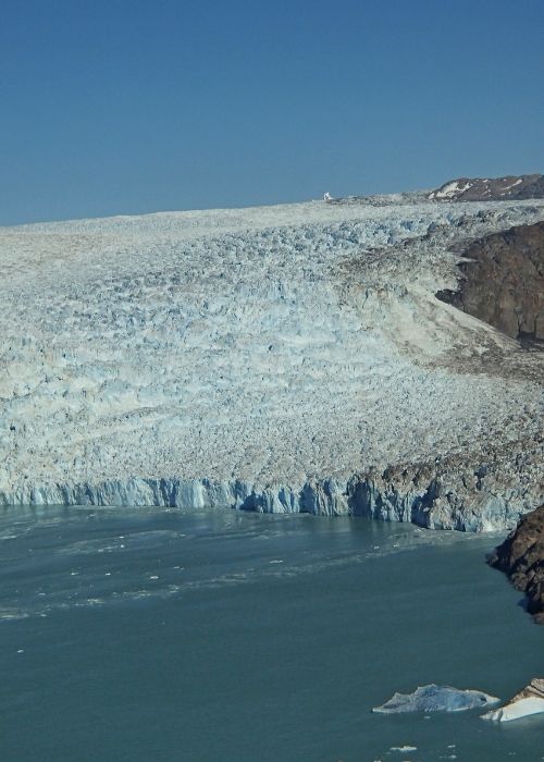 Una vista aérea del Glaciar O'Higgins en la Patagonia, que invita a los exploradores a maravillarse ante esta maravilla helada.