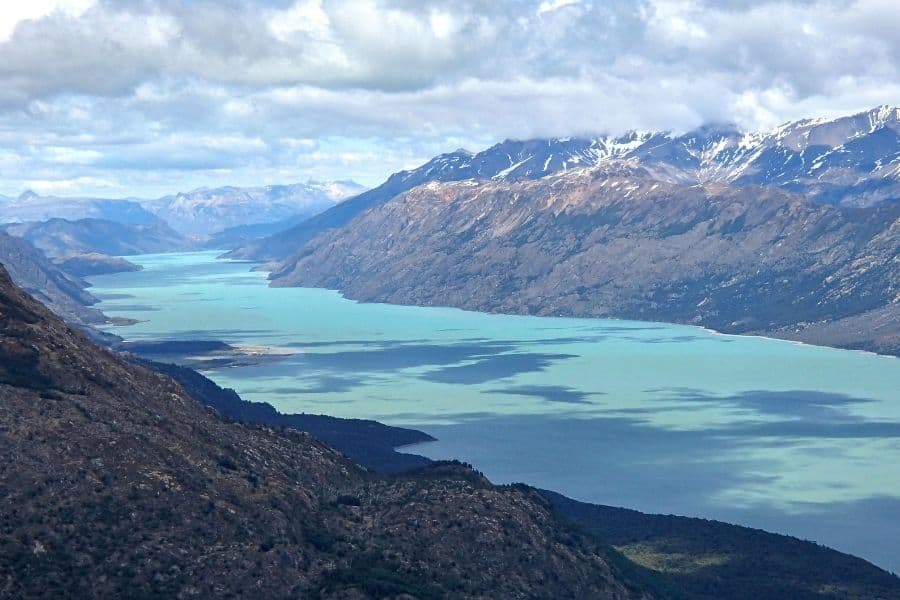 Un impresionante lago ubicado en las montañas patagónicas, que ofrece una oportunidad perfecta para explorar la impresionante belleza de O'Higgins.