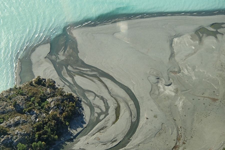 Una vista aérea de una duna de arena exploratoria en Nueva Zelanda.