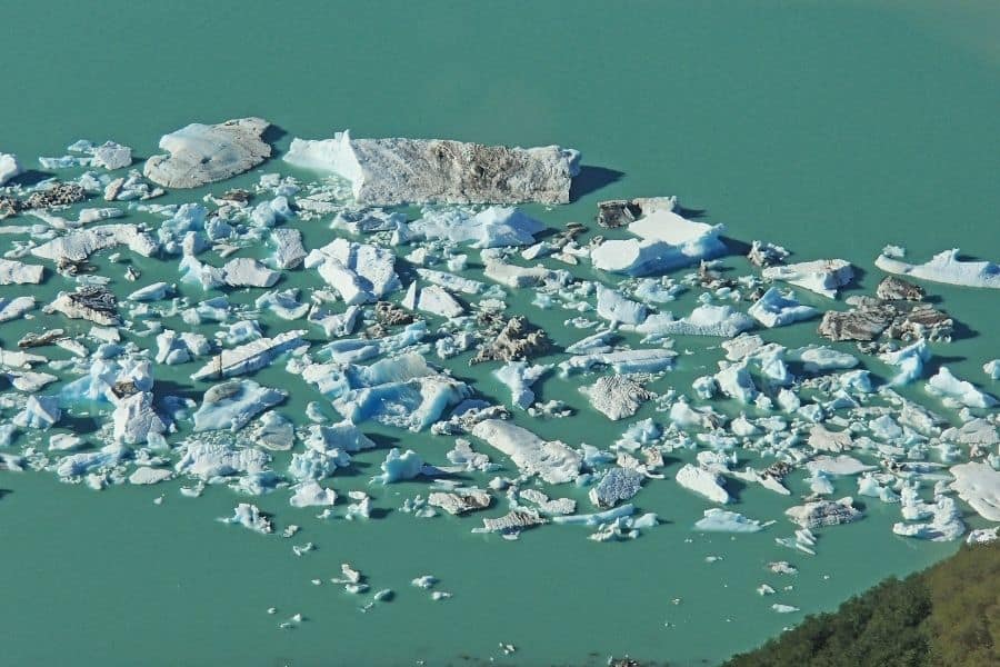 Una vista aérea del glaciar O’Higgins en la Patagonia, que invita a los exploradores a admirar su majestuosa belleza.