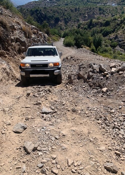 Una aventura Overland en un Toyota Land Cruiser recorriendo el camino pedregoso del Cajón Las Leñas.
