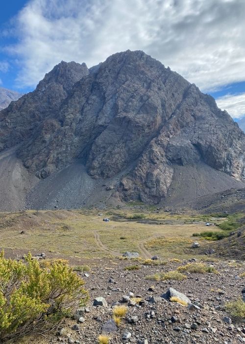 Una aventura por tierra a través del accidentado y majestuoso Cajón Las Leñas, mostrando una impresionante montaña de fondo.