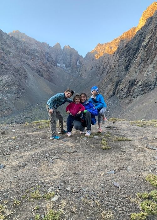 Tres personas posando para una foto en las montañas Overland.