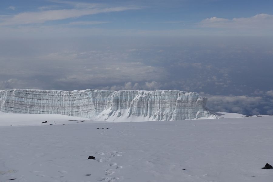 La vista desde la cumbre del monte Kilimanjaro en África es impresionante.