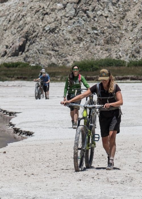 Un grupo de personas andando en bicicleta por un camino de tierra.