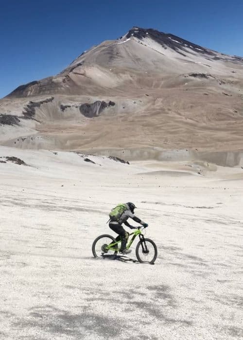 Descripción: Una persona montando en bicicleta en el desierto.