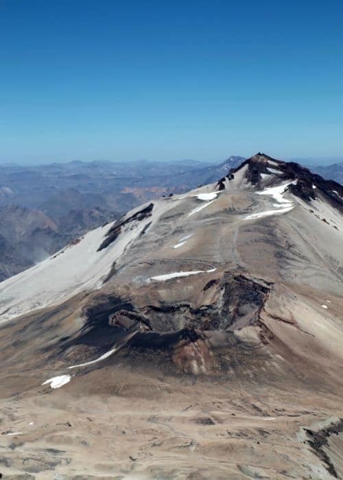 Una vista aérea de un volcán con un gran cráter.