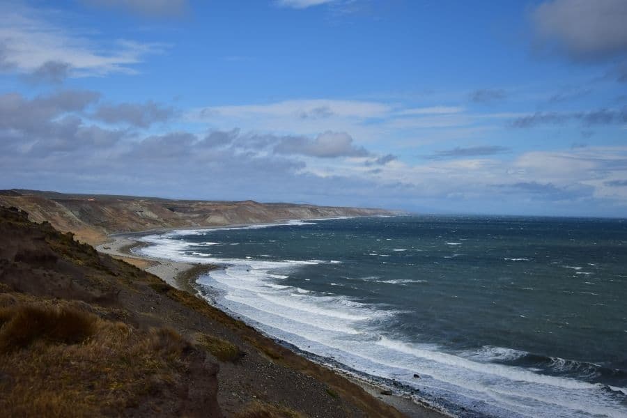 Una vista del océano desde un acantilado que domina la costa rocosa de la Patagonia.