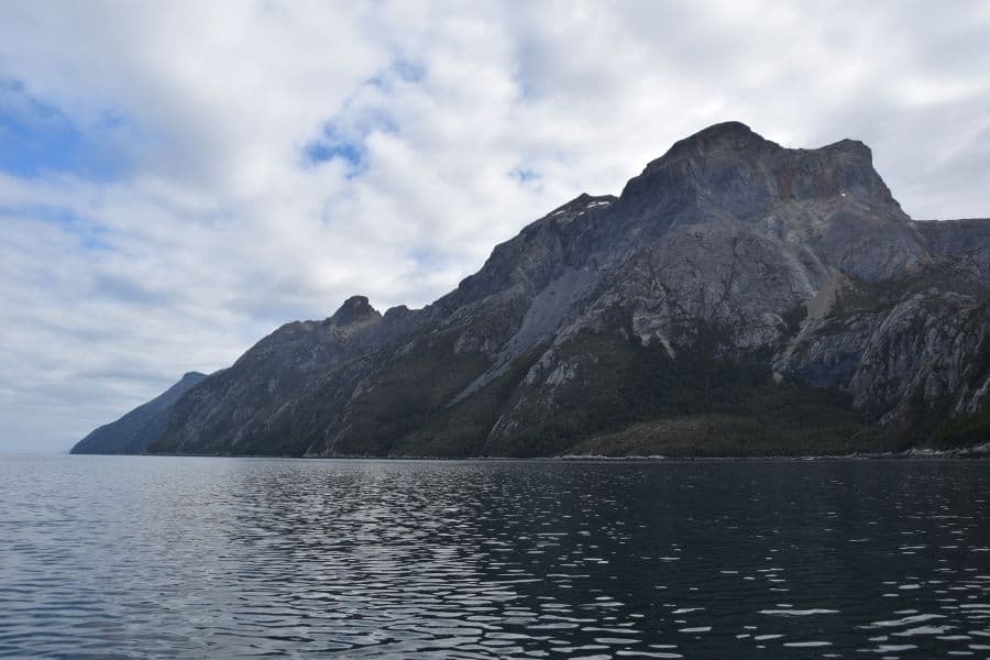 Un gran cuerpo de agua con montañas al fondo, ubicado en la Patagonia.