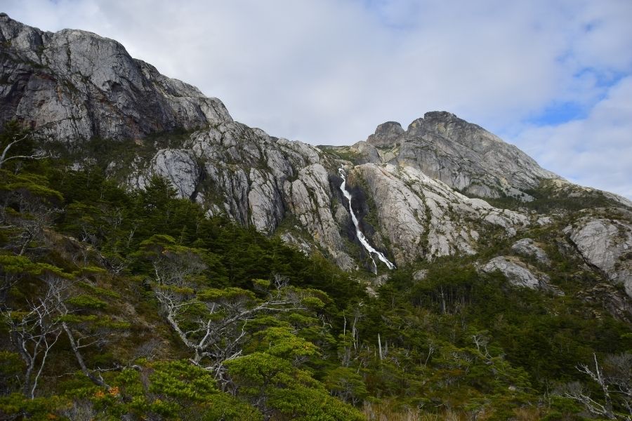 La Muela es una impresionante cascada ubicada en la Patagonia, conocida por su impresionante altura y su poderoso caudal. Esta majestuosa cascada muestra la belleza escarpada de la región, mientras cae