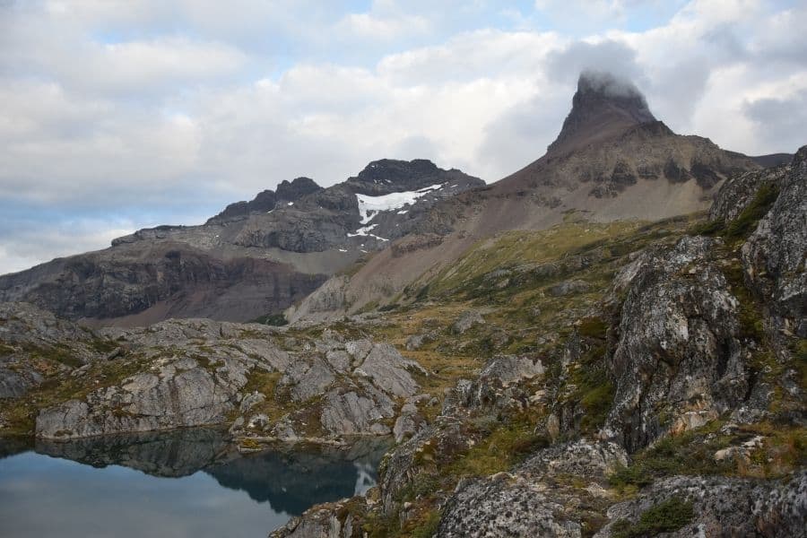 La Muela, una montaña rocosa en la Patagonia, con un lago en el medio.