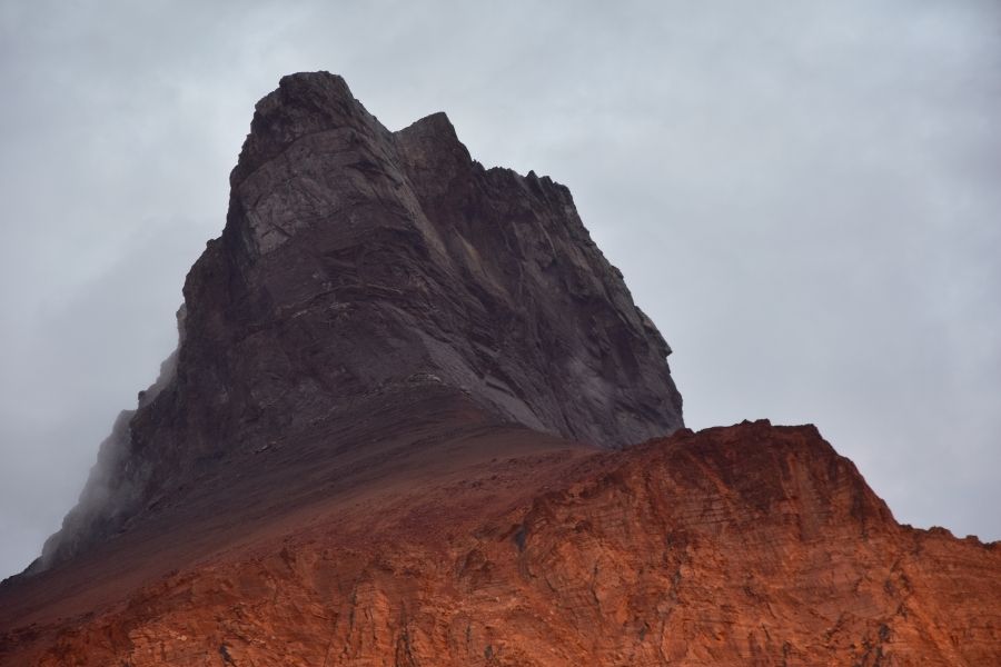 La Muela, la icónica montaña patagónica, bañada por un cielo brumoso durante su primer ascenso.