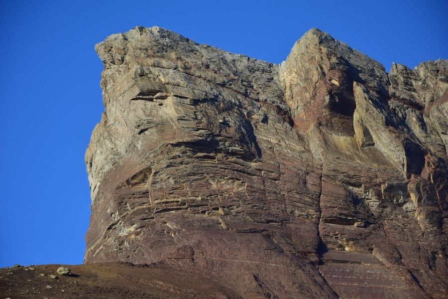 La Muela, una formación rocosa en la Patagonia, conocida por su sorprendente apariencia de cara y su importancia histórica como lugar del primer ascenso.