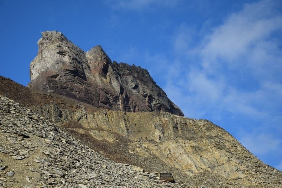 Una montaña rocosa con un cielo azul de fondo durante el primer ascenso en la Patagonia.