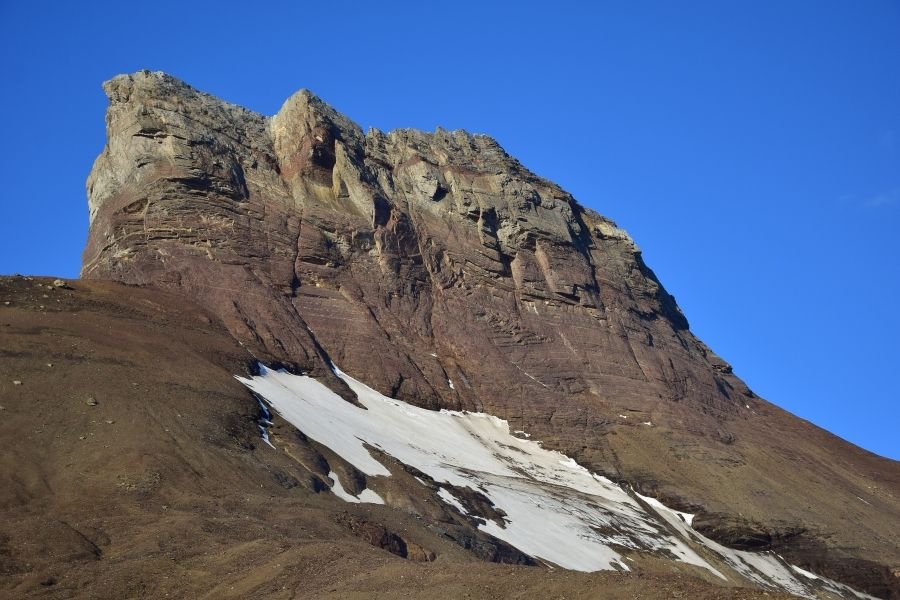 La cima de una montaña en la Patagonia con nieve, conocida como La Muela.