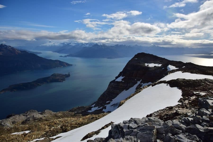 Una vista desde la cima de una montaña con vistas al lago Taupo durante el primer ascenso.