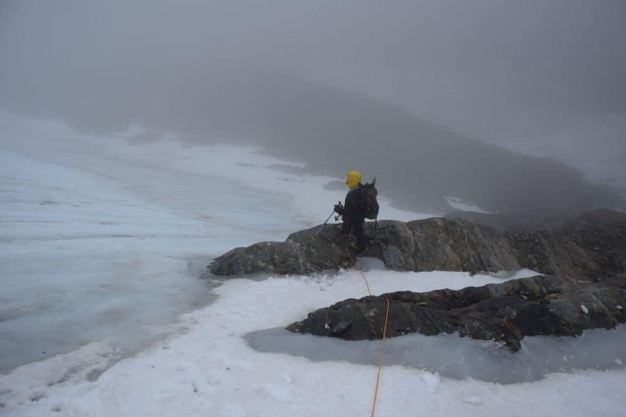 Un escalador conquistando La Muela, el terreno brumoso de la Patagonia, durante un notable primer ascenso.