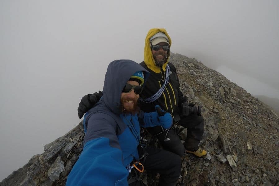 Dos hombres tomándose una selfie en la cima de La Muela, el pico más alto que conquistaron durante su primer ascenso en la Patagonia.