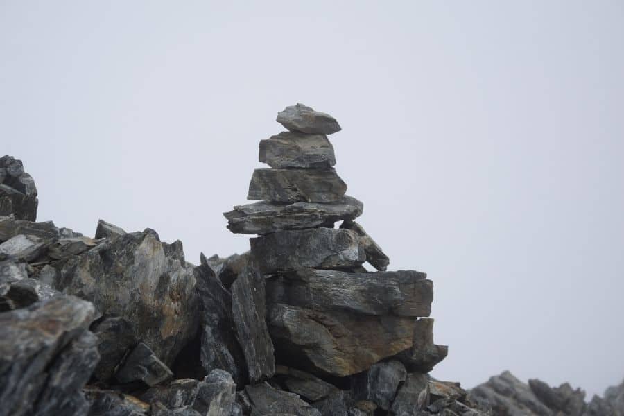 Un montón de rocas en la cima de la montaña la muela en la Patagonia, que representa el primer ascenso.