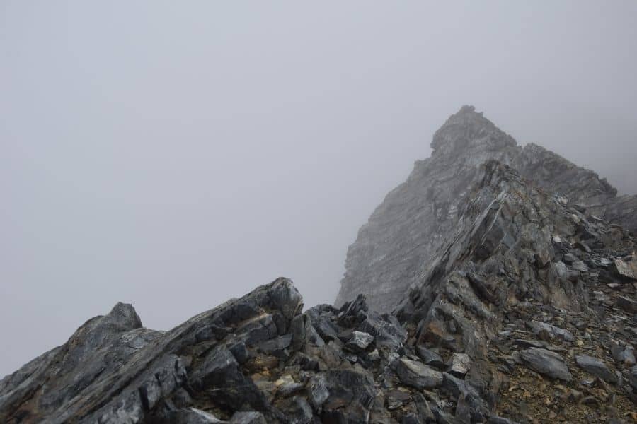 En la impresionante región de la Patagonia, se encuentra La Muela, un majestuoso pico rocoso envuelto en una espesa niebla. Este desafiante terreno es conocido por ser el destino de muchos aventureros.