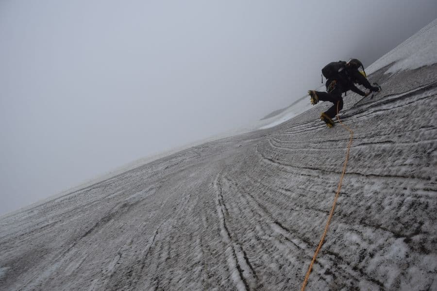 Un escalador intenta el primer ascenso por una pendiente nevada en la región de la Muela en la Patagonia.